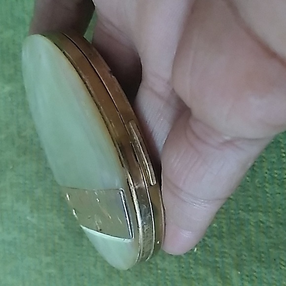Vintage Round Marhill Fifth Ave Compact Mother of Pearl with Hand Engraved Trim - Picture 4 of 10